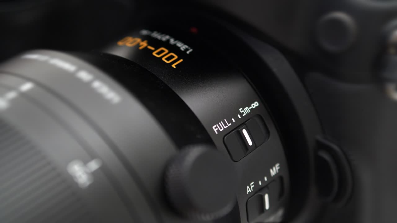 4K - Mounting the lens on the camera