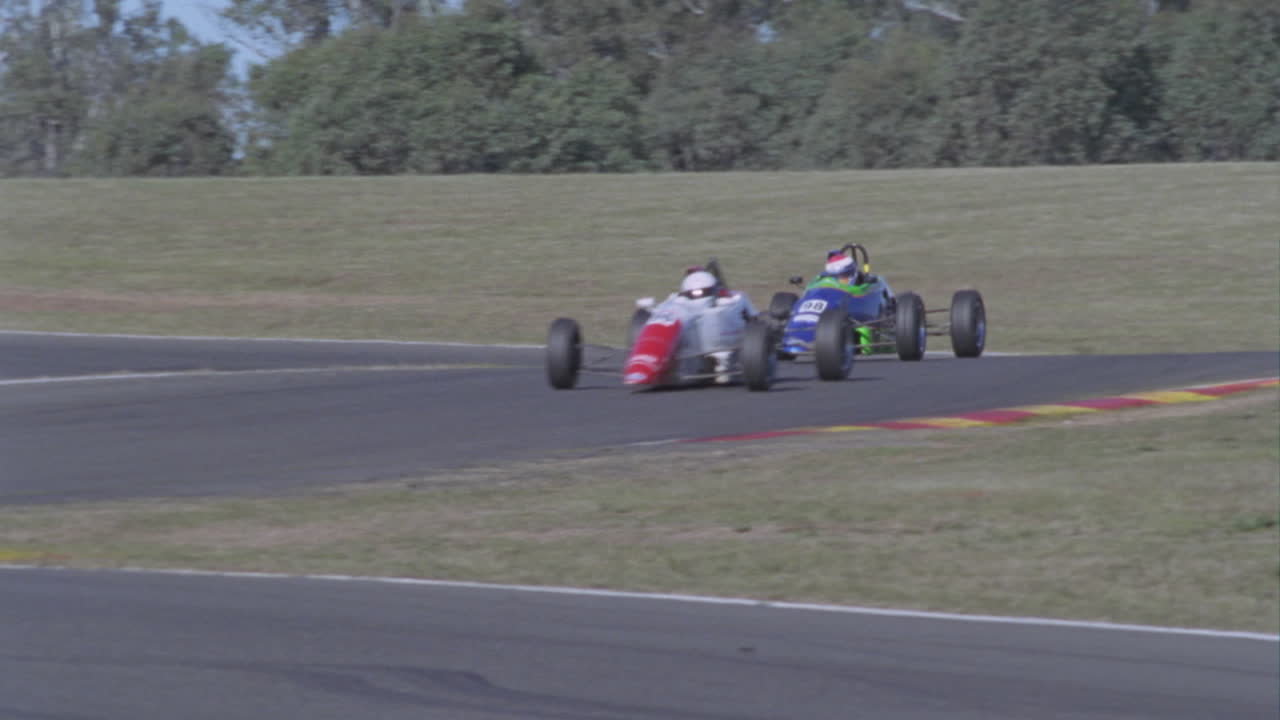 レース トラックの車は、あるコーナーを回って別のコーナーにスピードを上げます