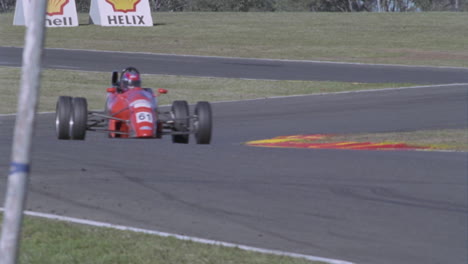 Los-Coches-En-Una-Pista-De-Carreras-Giran-En-Una-Esquina-Y-Entran-En-Otra