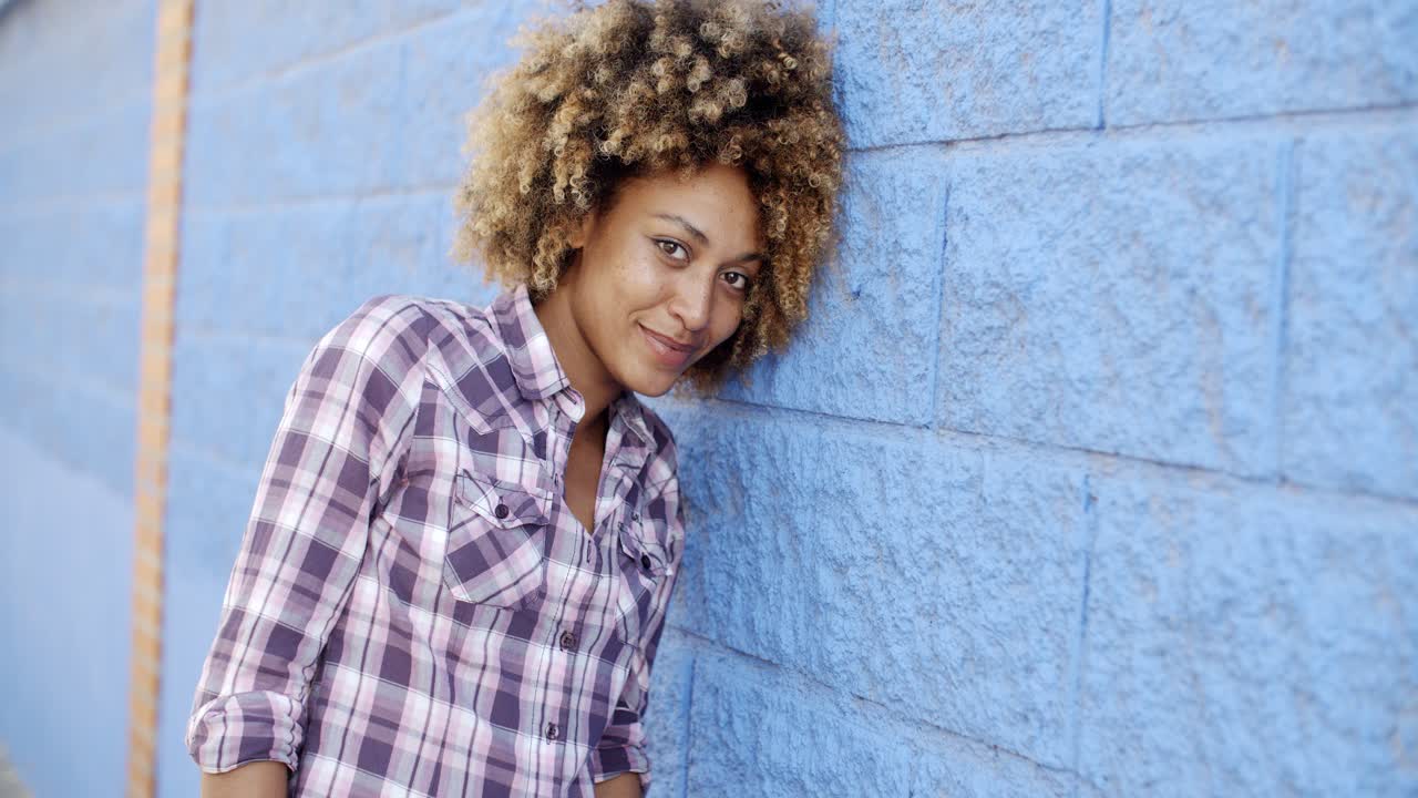 retrato de una chica joven al aire libre