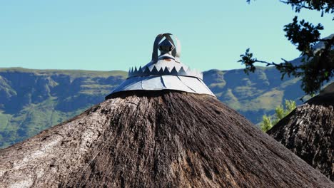 capas de lluvia metálicas adornadas hechas a medida techos de paja redondos en lesotho