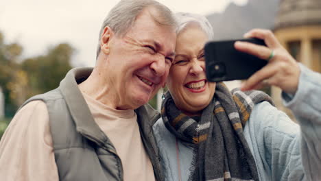 Selfie,-Sonrisa-Y-Pareja-Mayor-En-Un-Parque