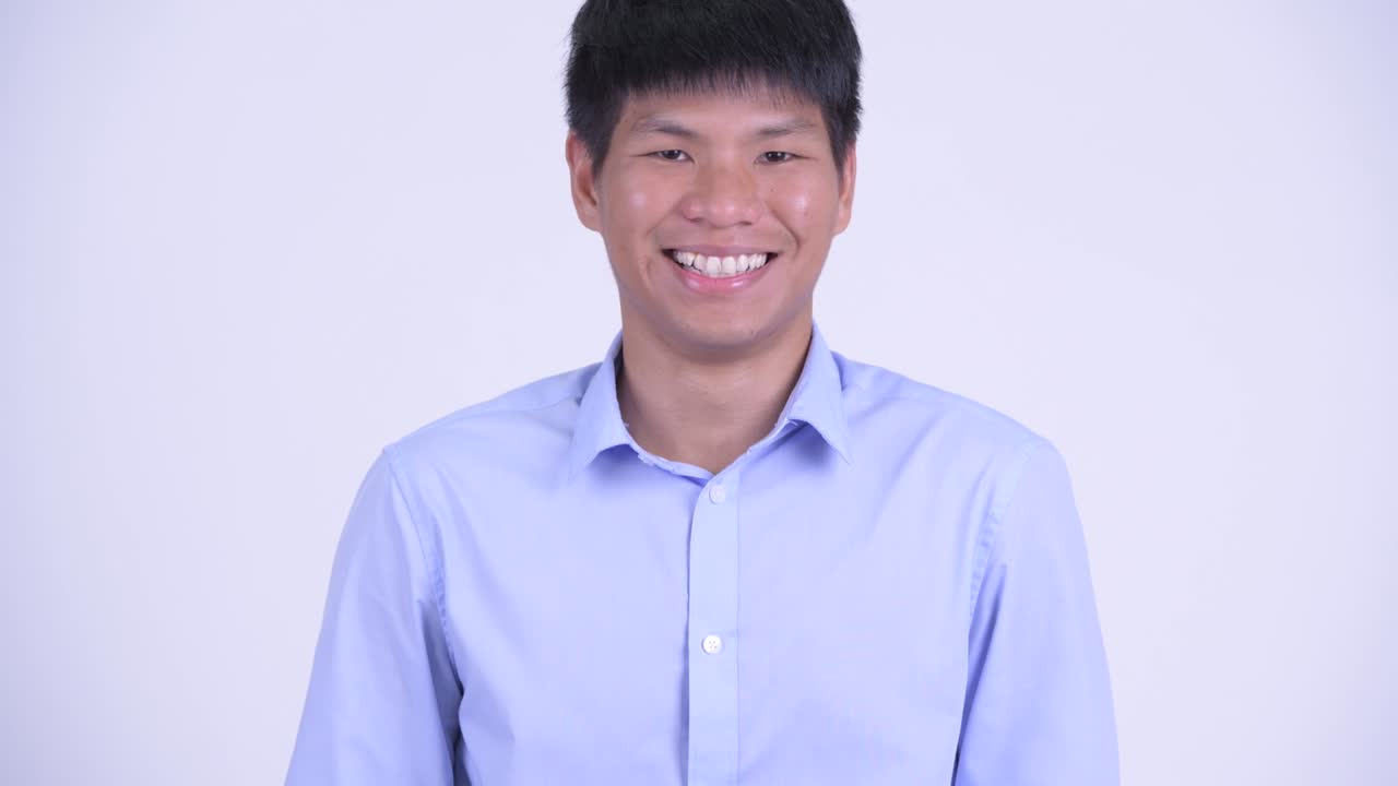 행복한 젊은 아시아 사업가의 얼굴 미소