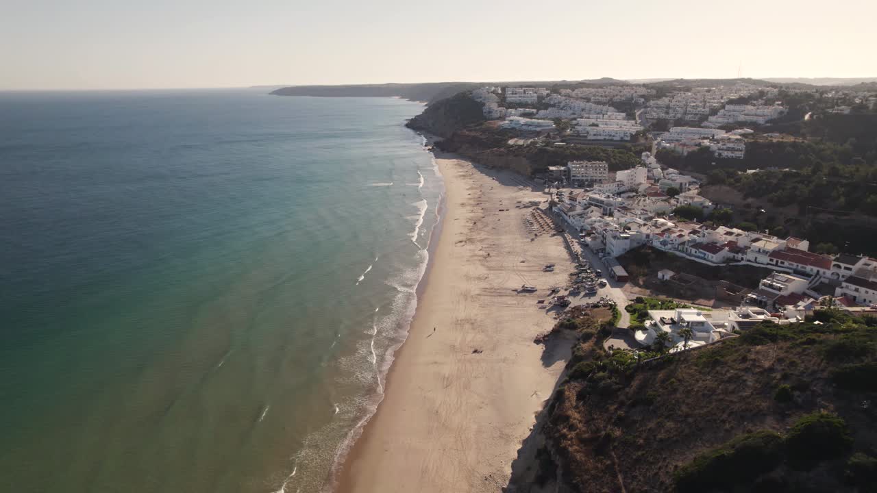 bienes raíces frente al mar con vista a la playa de arena de salema y al océano atlántico