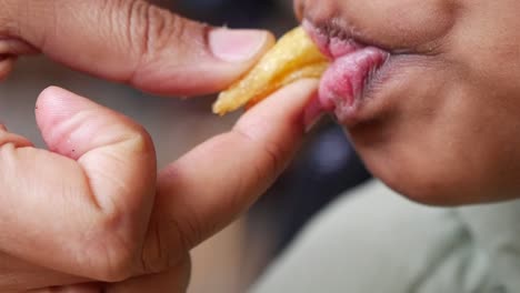 persona comiendo papas fritas crujientes