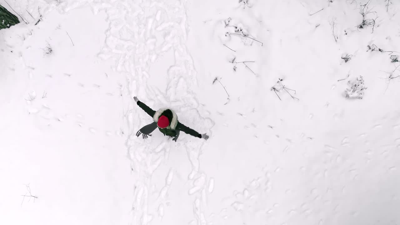 자유 와 신선 한 공기 를 즐기는 유쾌 한 여자