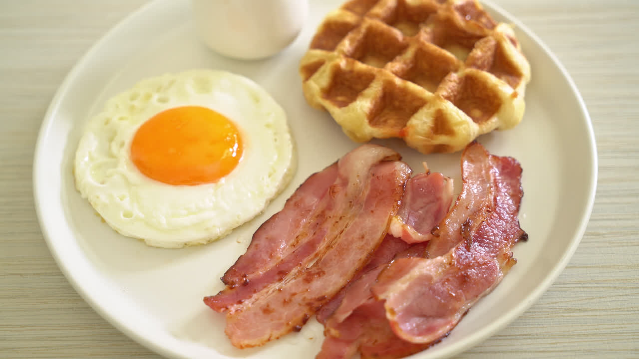 아침으로 베이컨과 와플을 곁들인 계란 프라이