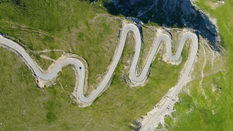 nagranie z lotu ptaka rumuńskiej górskiej drogi – transalpina