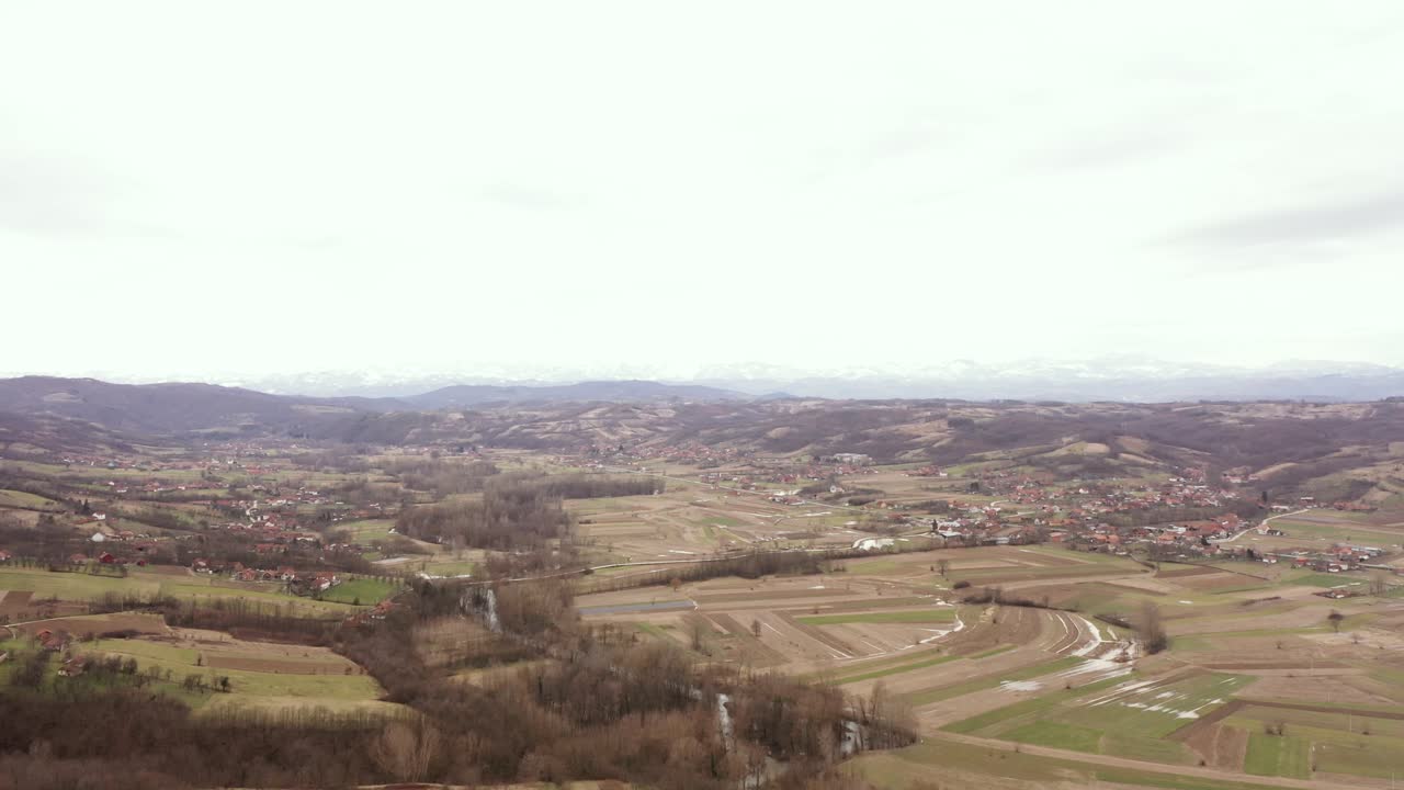 마을과 경작지 및 강의 가을 풍경, 드론 4k
