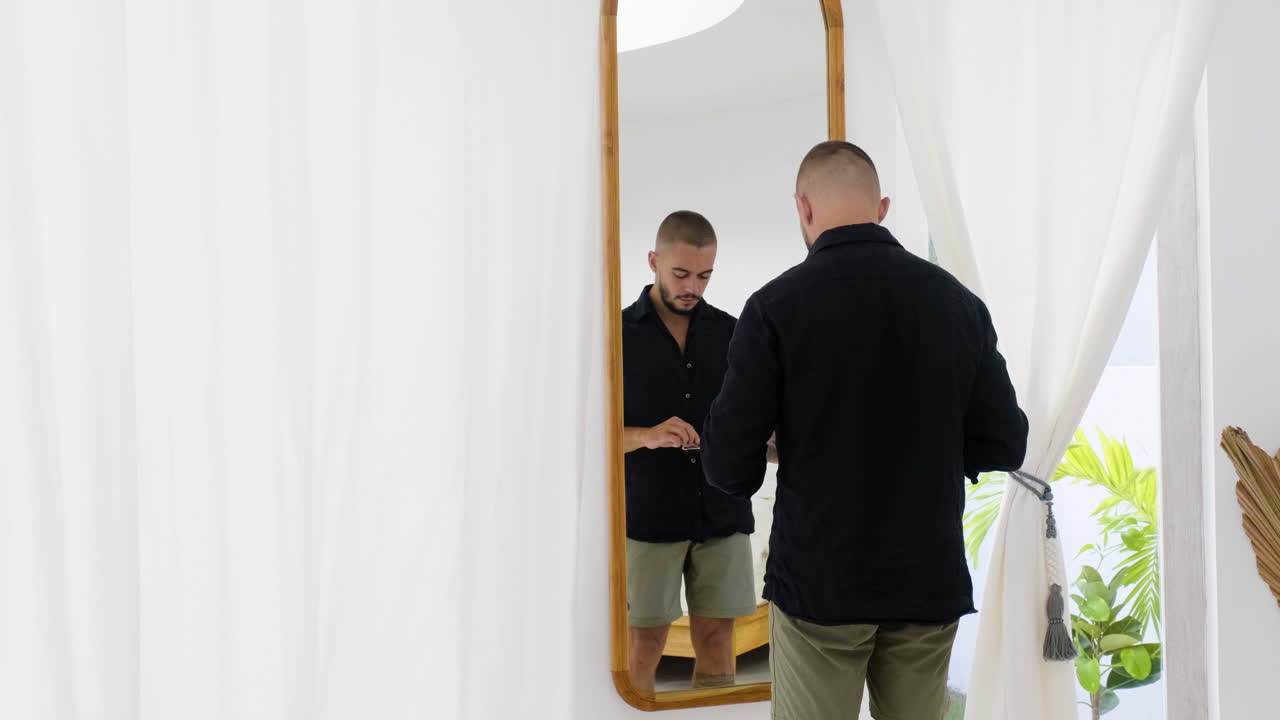 мужчина в спальне