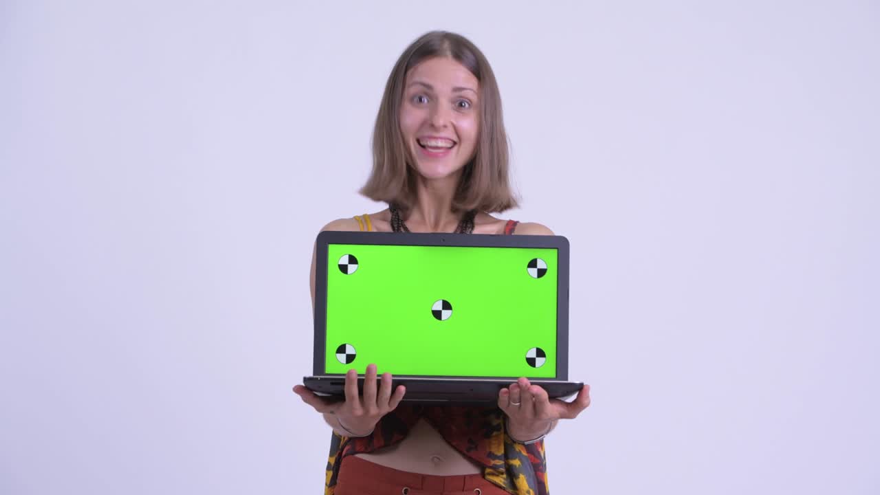 feliz joven hermosa mujer hipster con computadora portátil