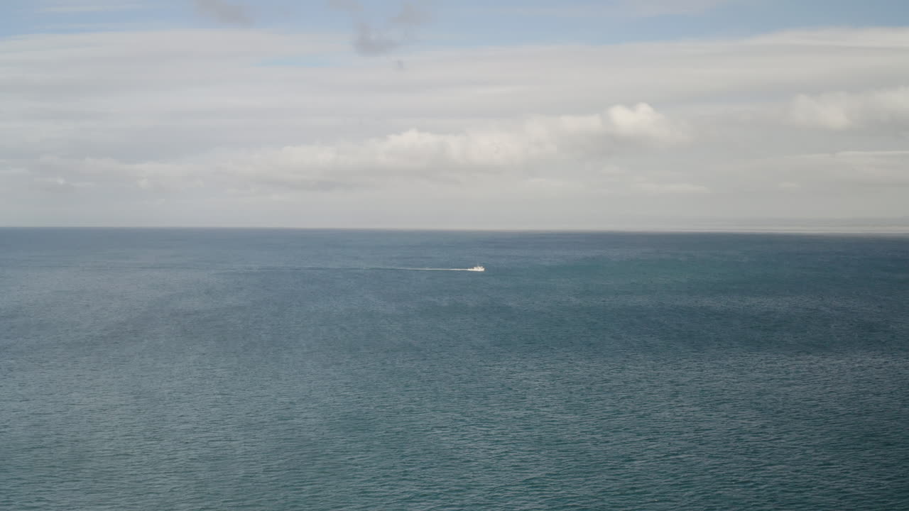 캘리포니아의 몬테레이 만을 가로지르는 외로운 시 배의 4k 영화 로켓 드론