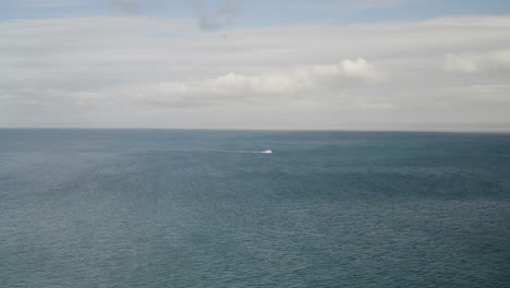 Cinemática-4k-Bloqueada-Con-Drones-De-Un-Barco-Pesquero-Solitario-Cruzando-La-Bahía-De-Monterey-En-California