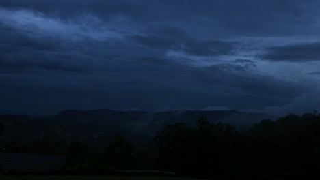 las nubes oscuras se reúnen sobre un paisaje montañoso