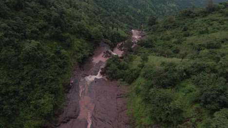 Toma-De-Drones-Fpv-De-Una-Hermosa-Cascada-En-El-Sur-De-Gujarat-Durante-El-Monzón