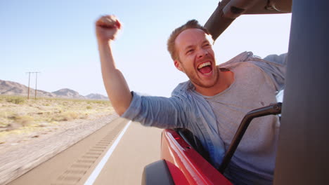 Un-Joven-En-El-Asiento-Trasero-De-Un-Auto-Convertible-Filmado-En-R3d