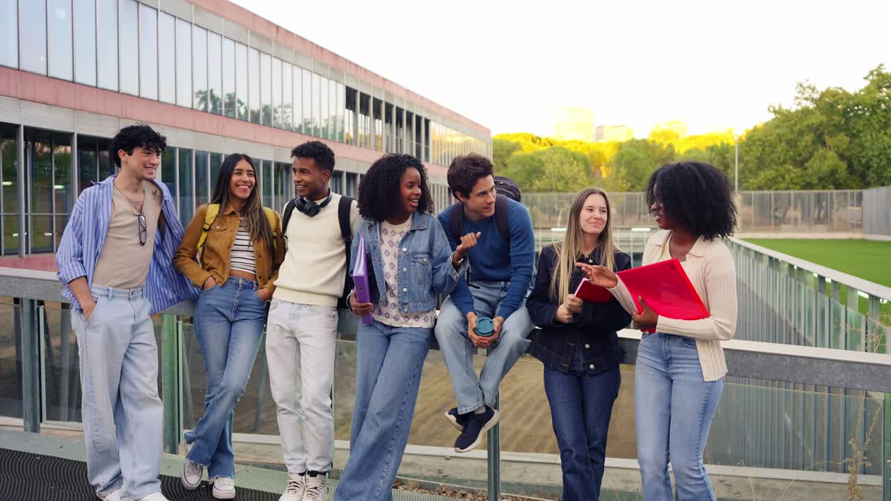 Gruppo di studenti universitari nel campus