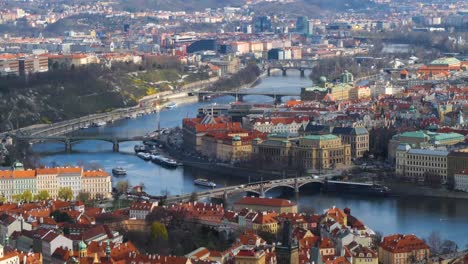 El-Río-Moldava-Divide-La-Ciudad-De-Praga-En-El-Casco-Antiguo-Y-La-Ciudad-Pequeña.