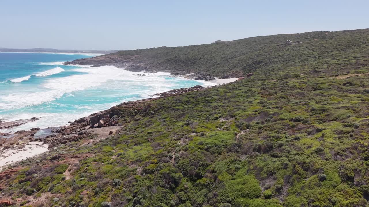 Ripresa drone delle onde blu intenso dell'Oceano Meridionale che si infrangono su una spiaggia sabbiosa e rocciosa a Bremer Bay, Australia Occidentale