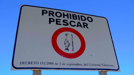 señal que prohíbe la pesca en el territorio del puerto marítimo de valencia, españa