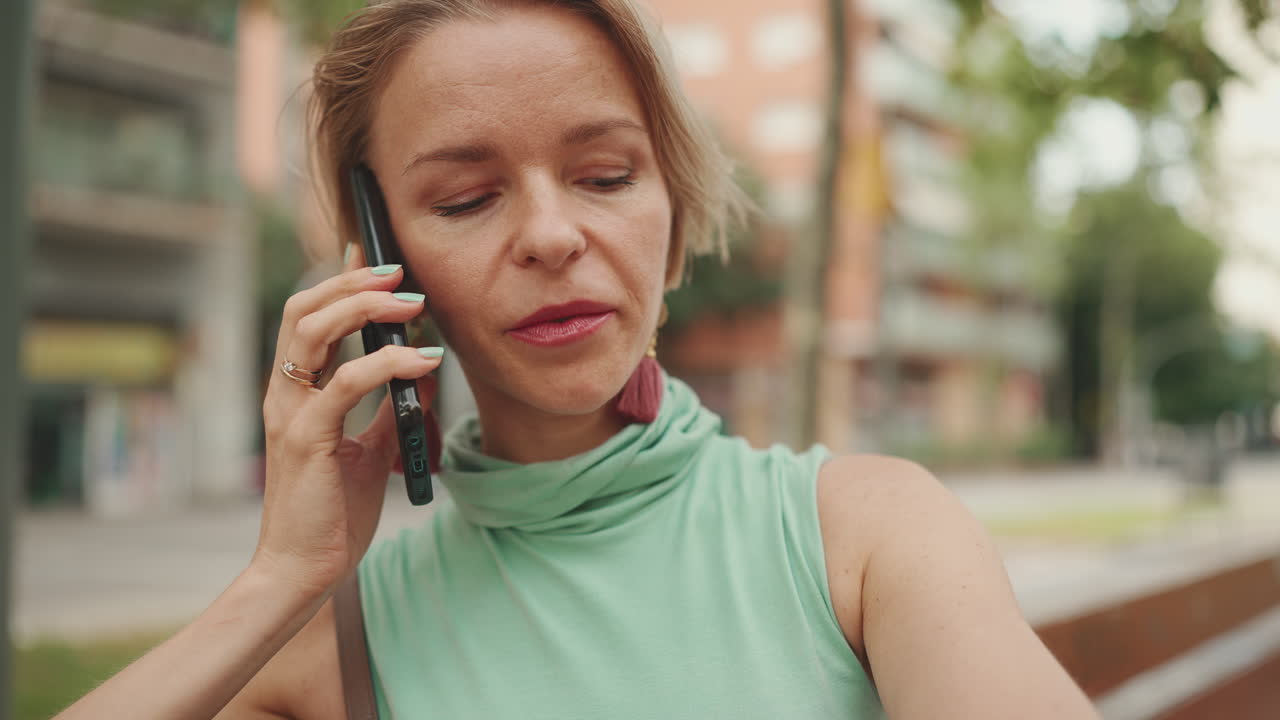 Mulher falando ao telefone ao ar livre