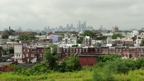 Kensington-North-Philadelphia,-Vías-Férreas,-Casas-Urbanas-En-Comunidades-Pobres-Conocidas-Por-El-Crimen-Y-El-Abuso-De-Drogas,-Horizonte-De-Philly-En-La-Distancia,-Tiro-Aéreo-Diurno-De-Verano