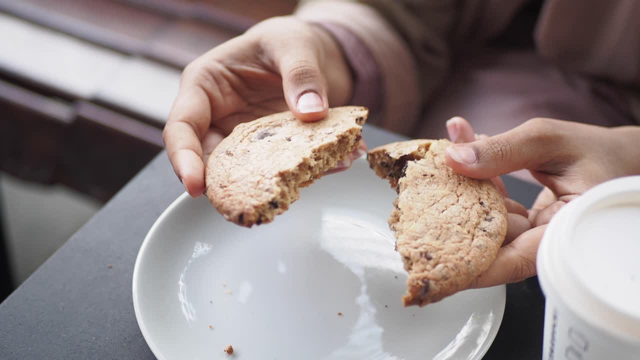 초콜릿  쿠키 를 먹는 여자