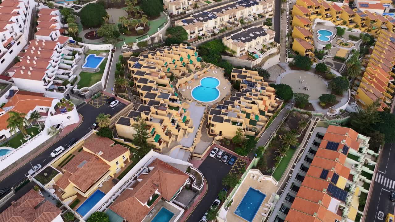 럭셔리 빌라의 위에서 아래로 드론, 조직된 주거 레이아웃, 카나리아 섬
