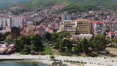 Vista-Aérea-De-Un-Pueblo-Costero-Montañoso-En-Albania