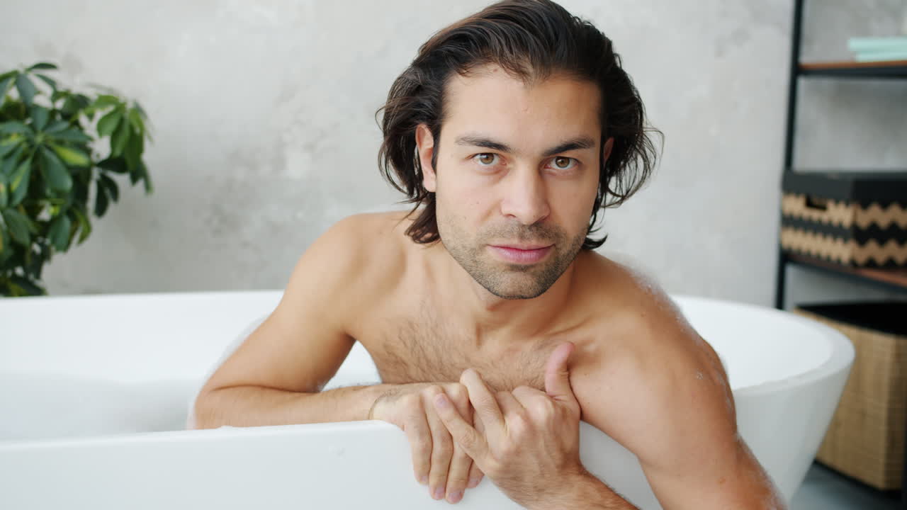 욕조 에서 휴식 하는 남자