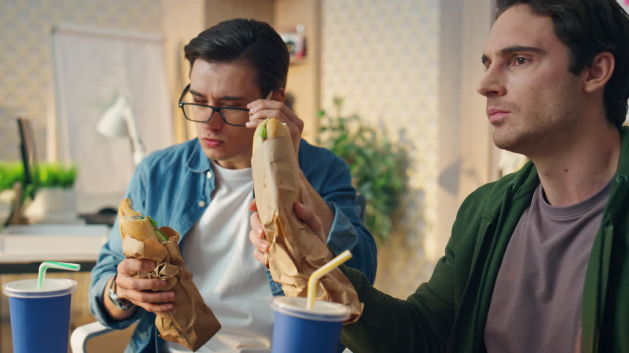 크리에이티브 팀이 점심을 먹고 사무실에서 클로즈업. 두 동료의 비공식적인 회의