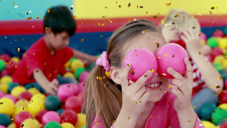 jugando en el pozo de bolas, niños rodeados de bolas de colores y animación de confeti