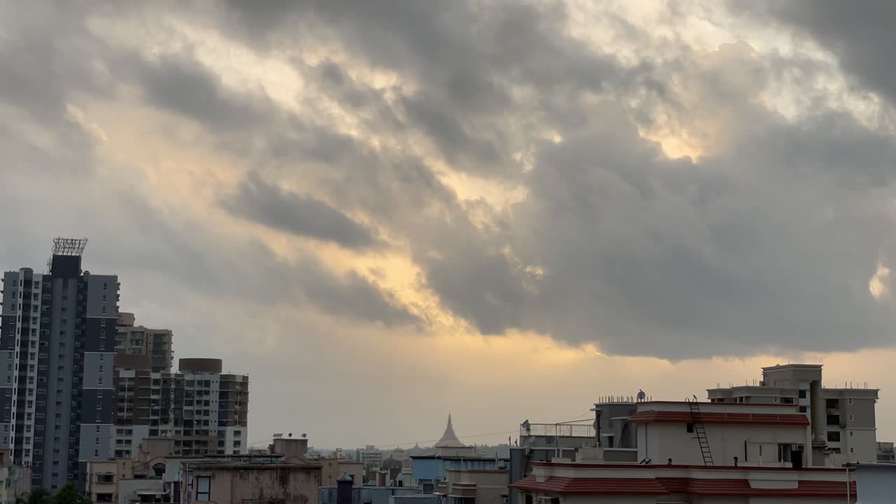 el lapso de tiempo de los edificios de mumbai al atardecer, las nubes de tormenta se mueven