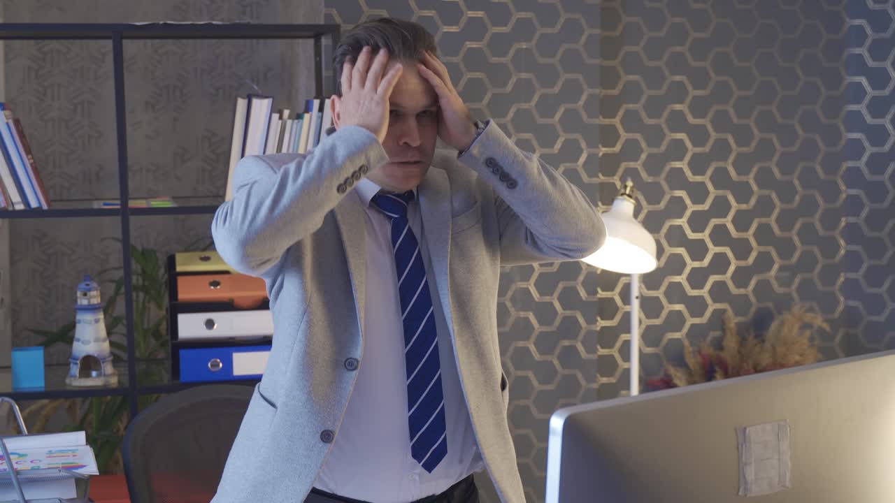 разочарованный офисный работник. разочарованный бизнесмен.