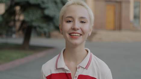 улыбающаяся молодая женщина на открытом воздухе