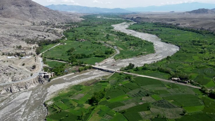 la mezcla armoniosa de puente, río y naturaleza en la provincia de laghman