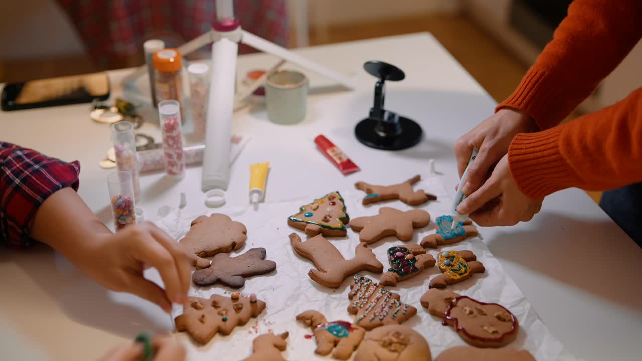 Decorating Christmas Gingerbread Cookies