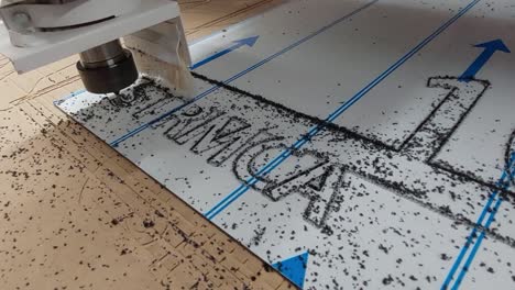 enrutador cnc grabado de texto en placa sándwich de aluminio plástico