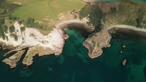 vuelo cinematográfico sobre la bahía de los cangrejos de río con aguas cristalinas debajo