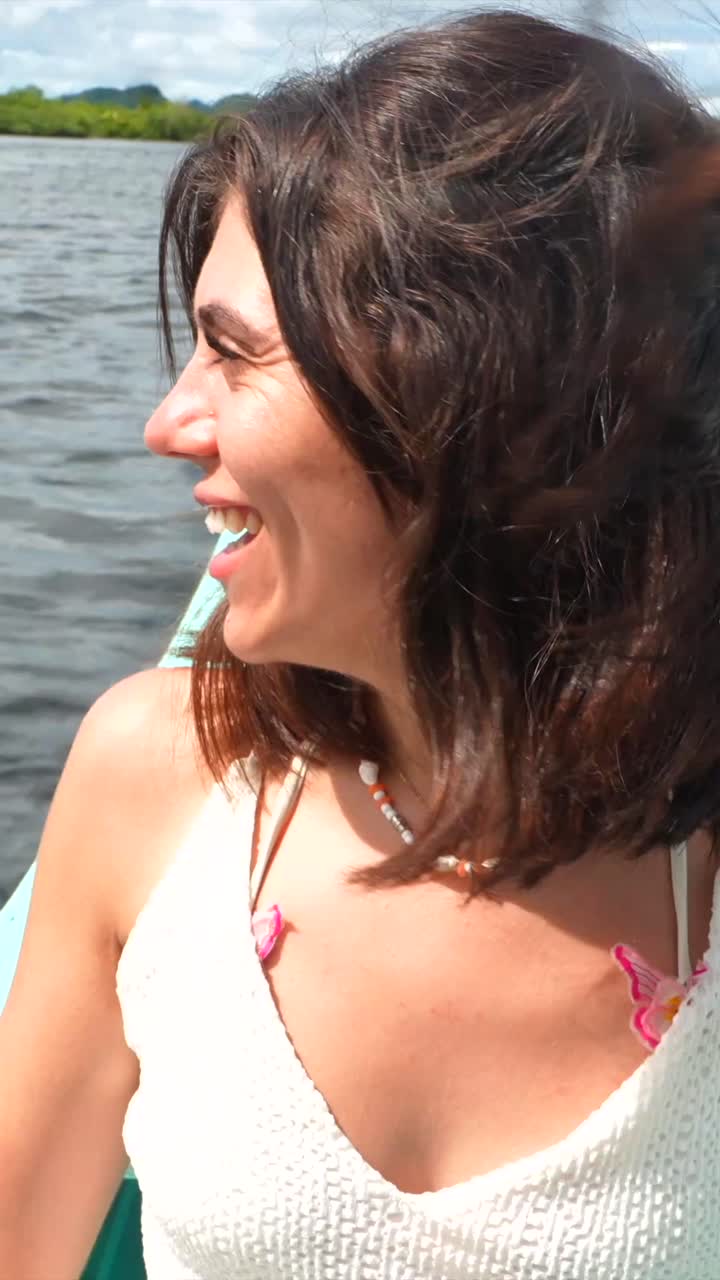 야외에서 웃는 여자의 초상화