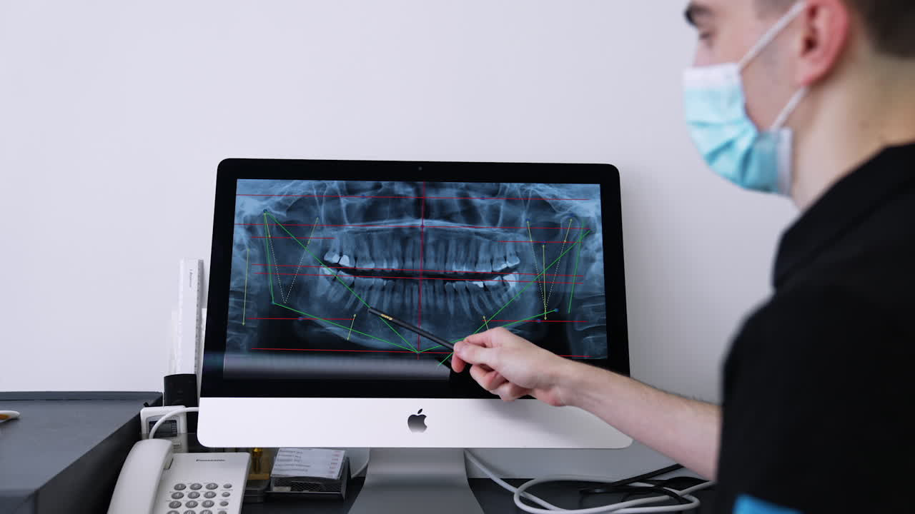 Dentista revisando raio-X dentário