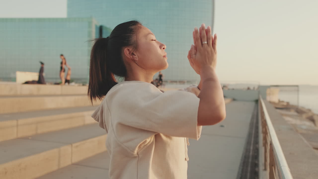 야외 에서 요가 를 연습 하는 여자