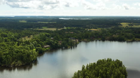 Vista-Aérea-Alrededor-De-La-Mansión-Fagervik-Y-El-Pueblo-De-Acero,-Sobre-El-Lago-Brukstrasket,-En-Un-Día-De-Verano-Parcialmente-Soleado,-En-Inkoo,-Uusimaa,-Finlandia---órbita,-Disparo-De-Drone