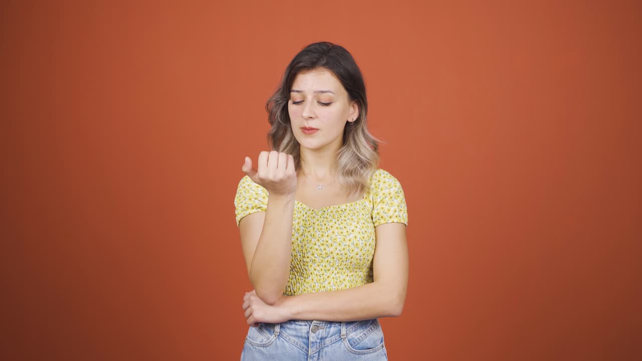 젊은 여자는 손 ⁇ 을  ⁇ 고 있습니다.