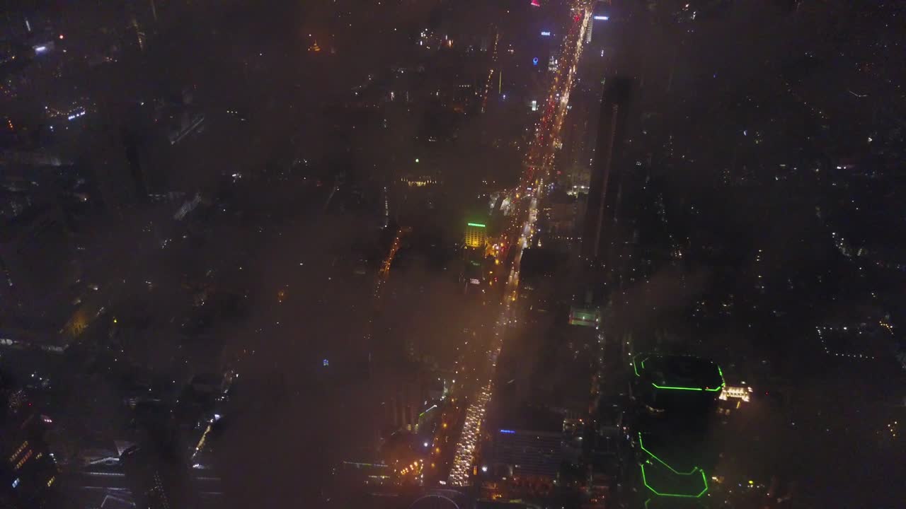 paisaje urbano por la noche con niebla