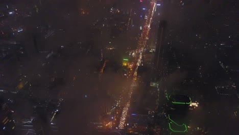 paisaje urbano por la noche con niebla