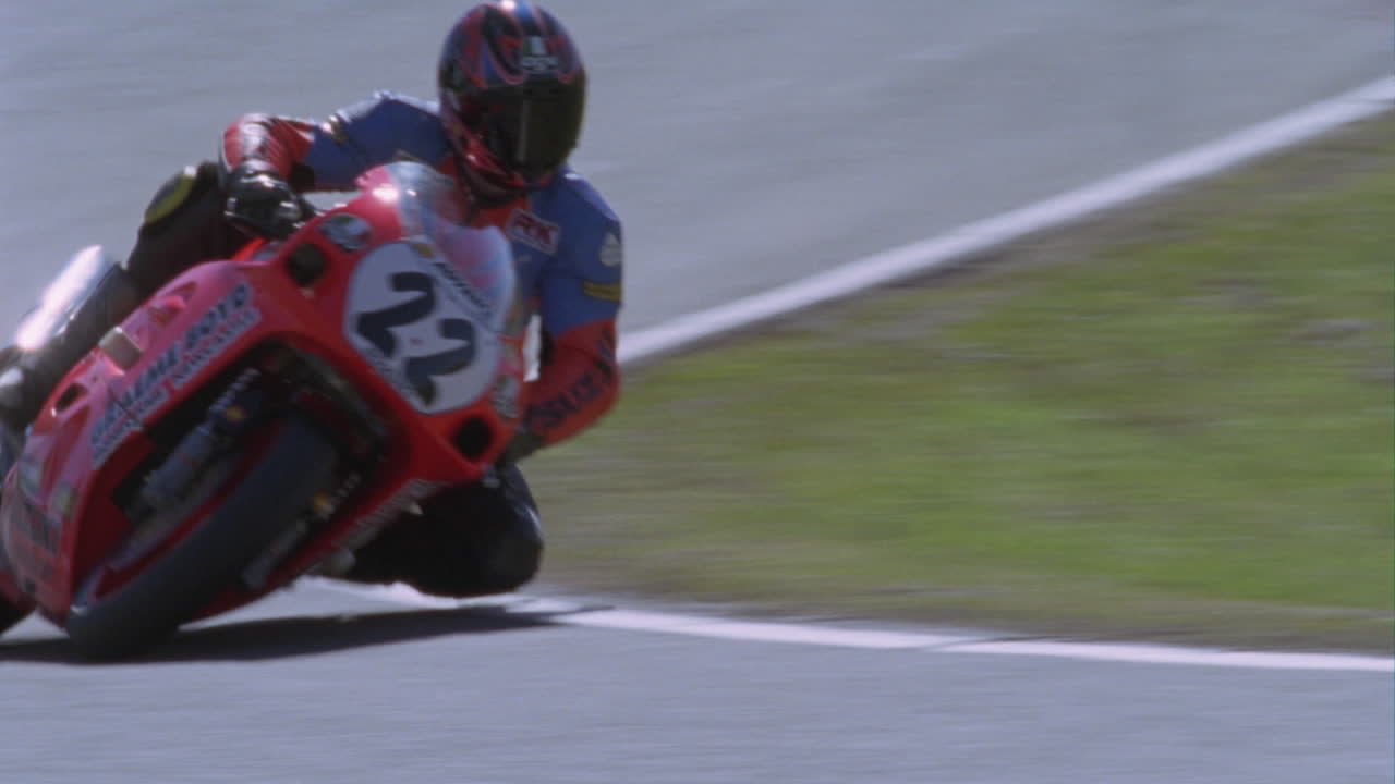 una motocicleta conduce en una pista de circuito 1