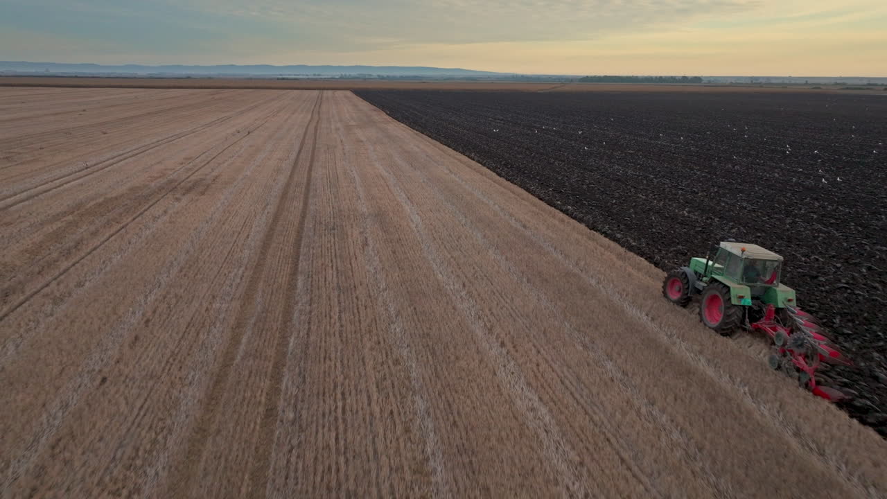 Trattore che ara un campo