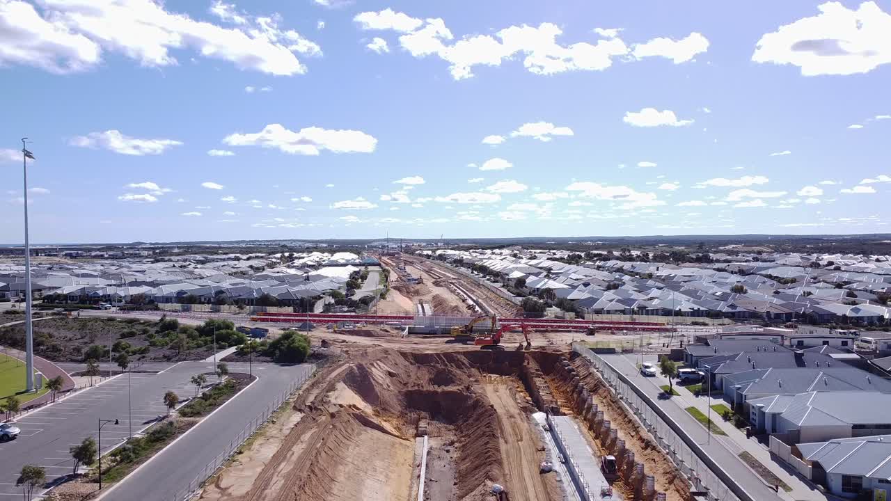 vista aérea de la carretera sobre las obras de construcción ferroviaria, extensión ferroviaria de yanchep cerca de butler