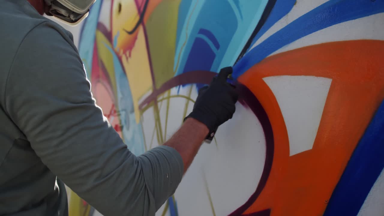 artista de graffiti pintando con spray de aerosol 4k